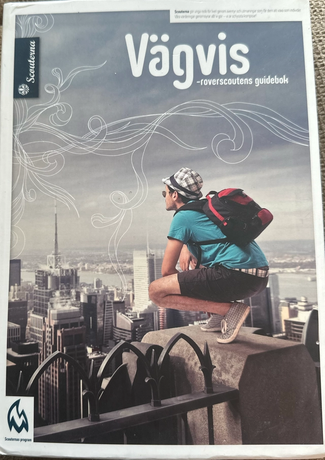 Vägvis : roverscoutens guidebok; Sara Nilsson, Anna Nilsson, Svenska scoutrådet; 2012