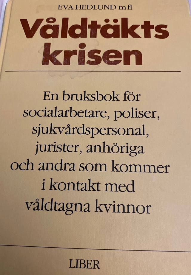 Våldtäktskrisen : en bruksbok för socialarbetare, poliser, sjukvårdspersonal, jurister, anhöriga och andra som kommer i kontakt med våldtagna kvinnor; Eva Hedlund; 1983