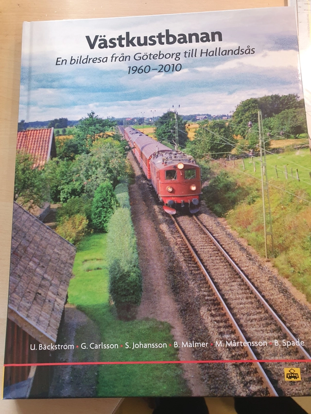 Västkustbanan : en bildresa från Göteborg till Hallandsås 1960-2010; Ulf Bäckström, Gösta Carlsson, Stig Johansson, Björn Malmer, Mårten Mårtensson, Bengt Spade; 2025