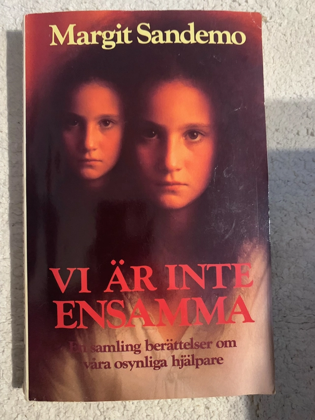 Vi är inte ensamma : [en samling berättelser om våra osynliga hjälpare]; Margit Sandemo; 1990