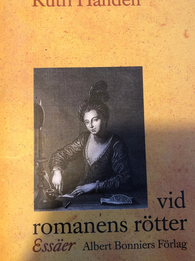 Vid romanens rötter : essäer; Ruth Halldén; 1997