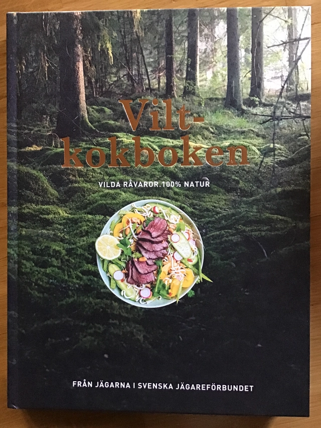 Viltkokboken : vilda råvaror. 100% natur; Christina Leuhusen Nilson-Dag, Lena Runer, Jonatan Fällgren, Robin Nilsson; 2020
