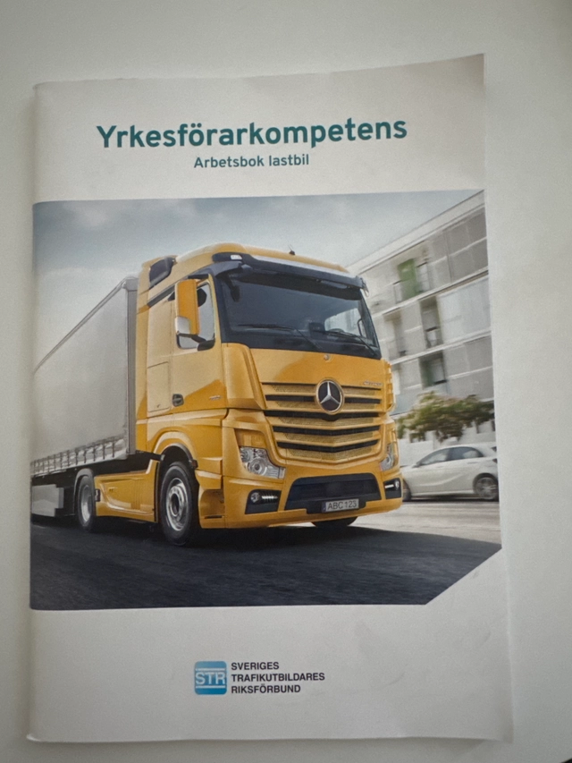 Yrkesförarkompetens · Arbetsbok lastbil; Sveriges trafikutbildares riksförbund, Sveriges trafikskolors riksförbund; 2023