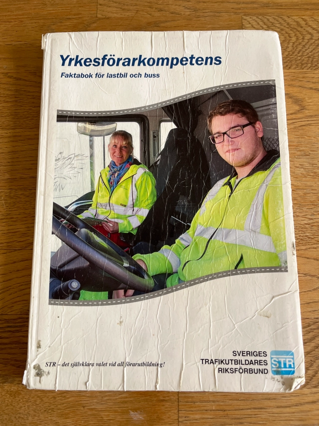 Yrkesförarkompetens · Faktabok för lastbil och buss; Sveriges trafikutbildares riksförbund, Sveriges trafikskolors riksförbund; 2019